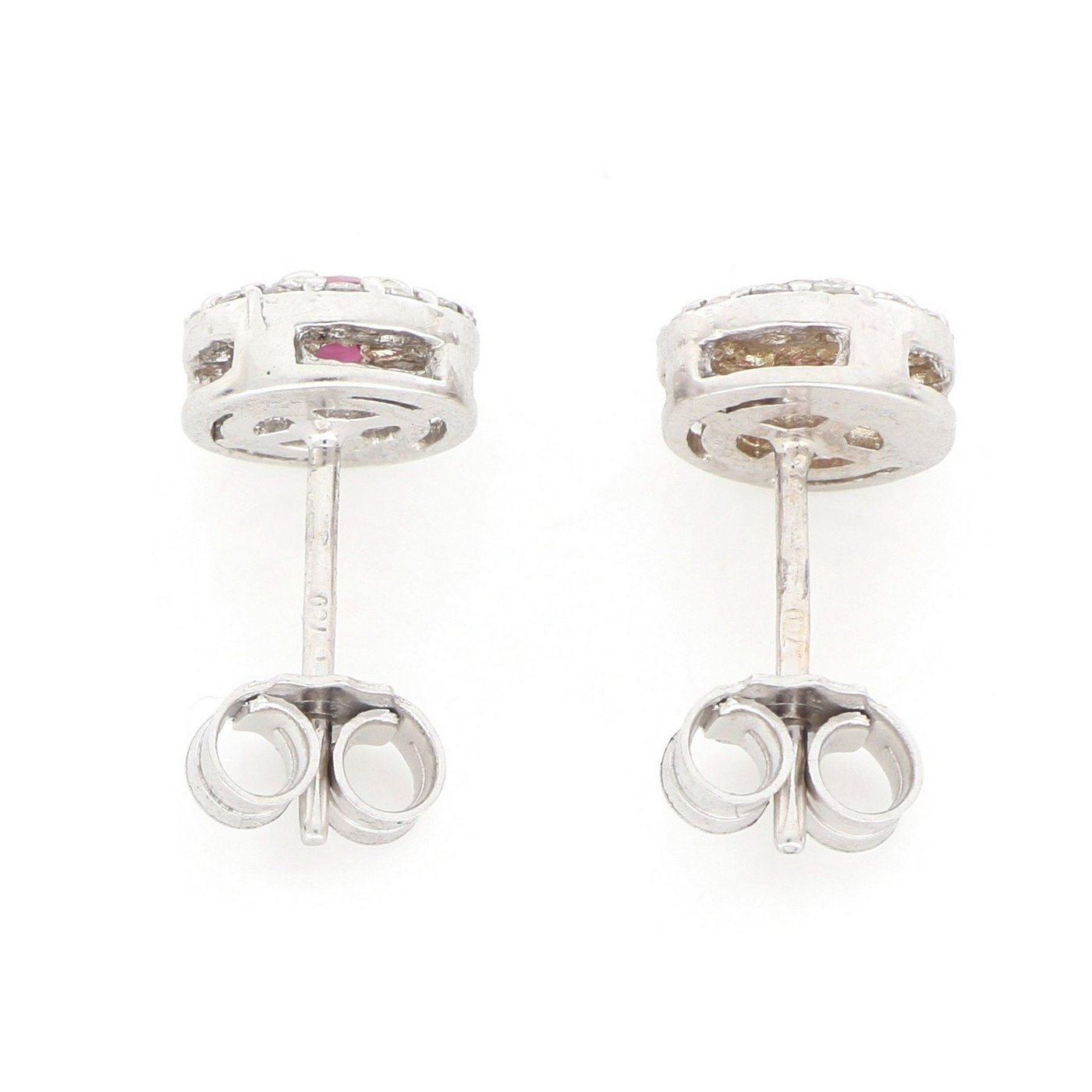 Pendientes en Oro Blanco de 18k con Rubíes centrales de 0,20 ct. y 28 Diamantes talla Brillante de 0,33 ct. (F/G-VS/SI). 2,00 gr. Pendientes en Oro Blanco de 18k con Rubíes centrales de 0,20 ct. y 28 Diamantes talla Brillante de 0,33 ct. (F/G-VS/SI). 2,00 gr.