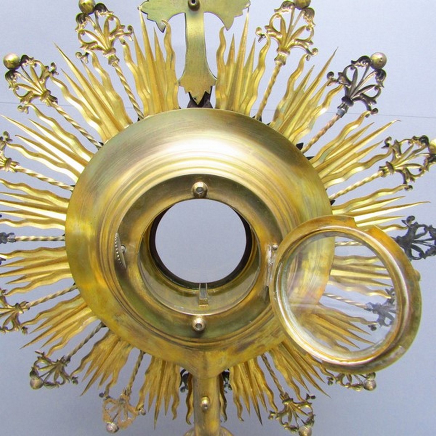Custodia de metal dorado y plata. España. Principios siglo XX. Custodia de metal dorado y plata. España. Principios siglo XX.