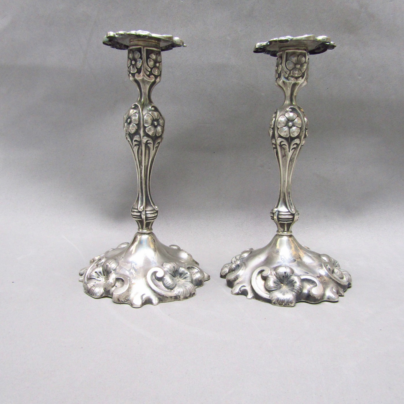 GUSTAF MÖLLENBORG. Pareja de candeleros en Plata de Ley. Estocolmo, 1877. GUSTAF MÖLLENBORG. Pareja de candeleros en Plata de Ley. Estocolmo, 1877.