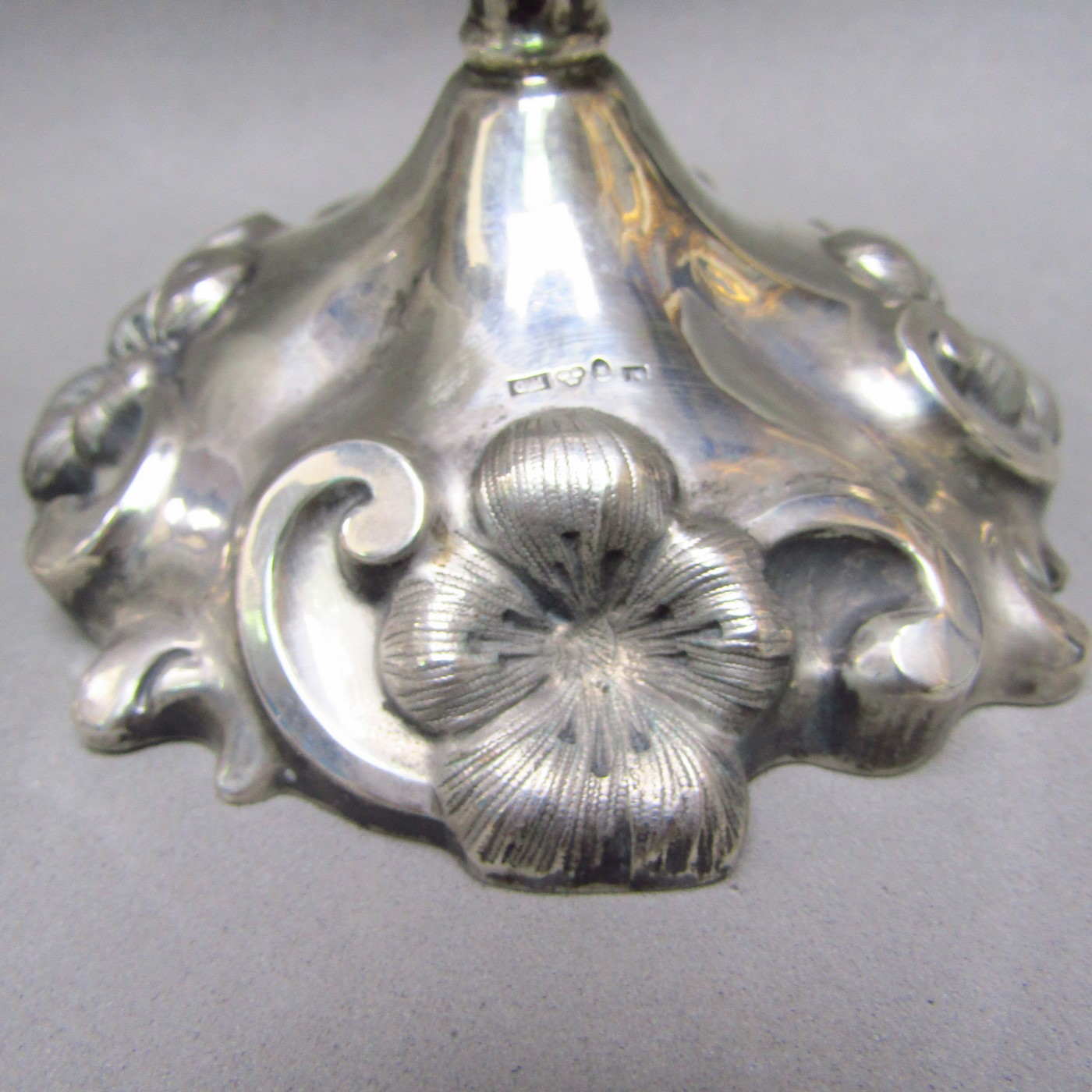 GUSTAF MÖLLENBORG. Pareja de candeleros en Plata de Ley. Estocolmo, 1877. GUSTAF MÖLLENBORG. Pareja de candeleros en Plata de Ley. Estocolmo, 1877.