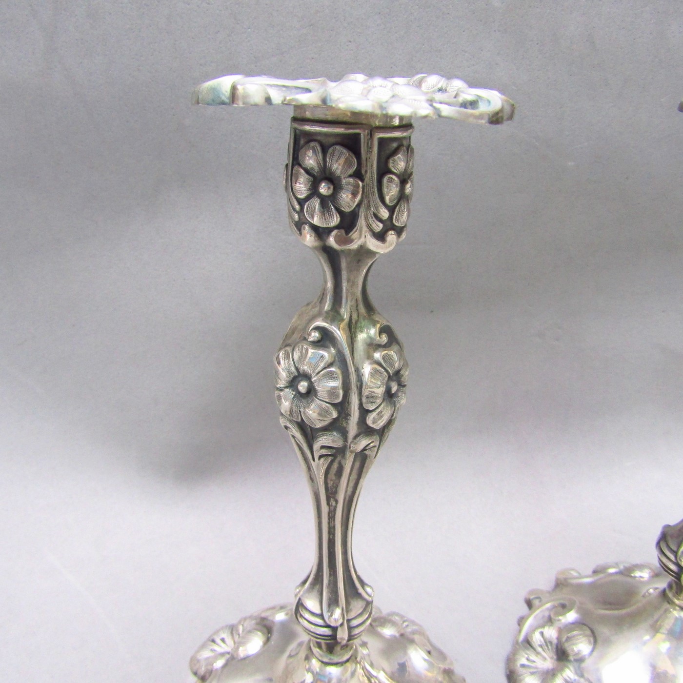 GUSTAF MÖLLENBORG. Pareja de candeleros en Plata de Ley. Estocolmo, 1877. GUSTAF MÖLLENBORG. Pareja de candeleros en Plata de Ley. Estocolmo, 1877.