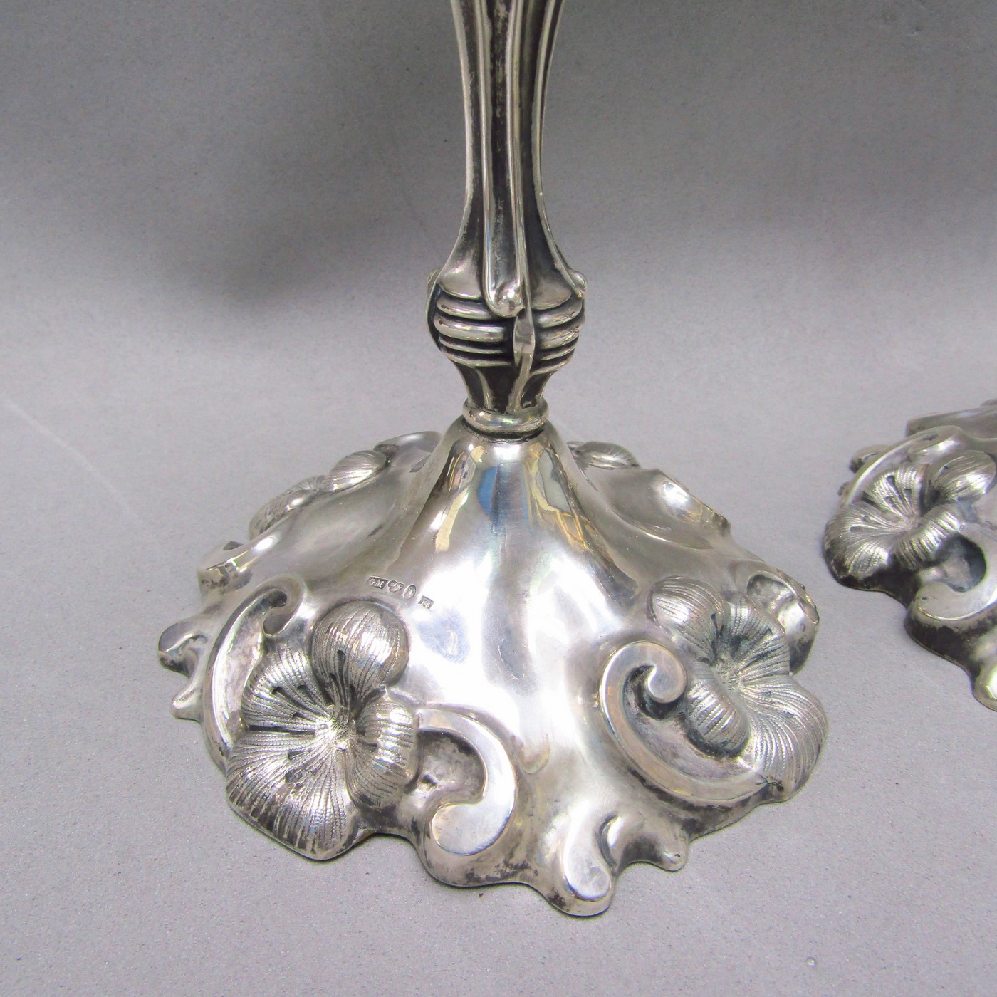 GUSTAF MÖLLENBORG. Pareja de candeleros en Plata de Ley. Estocolmo, 1877. GUSTAF MÖLLENBORG. Pareja de candeleros en Plata de Ley. Estocolmo, 1877.