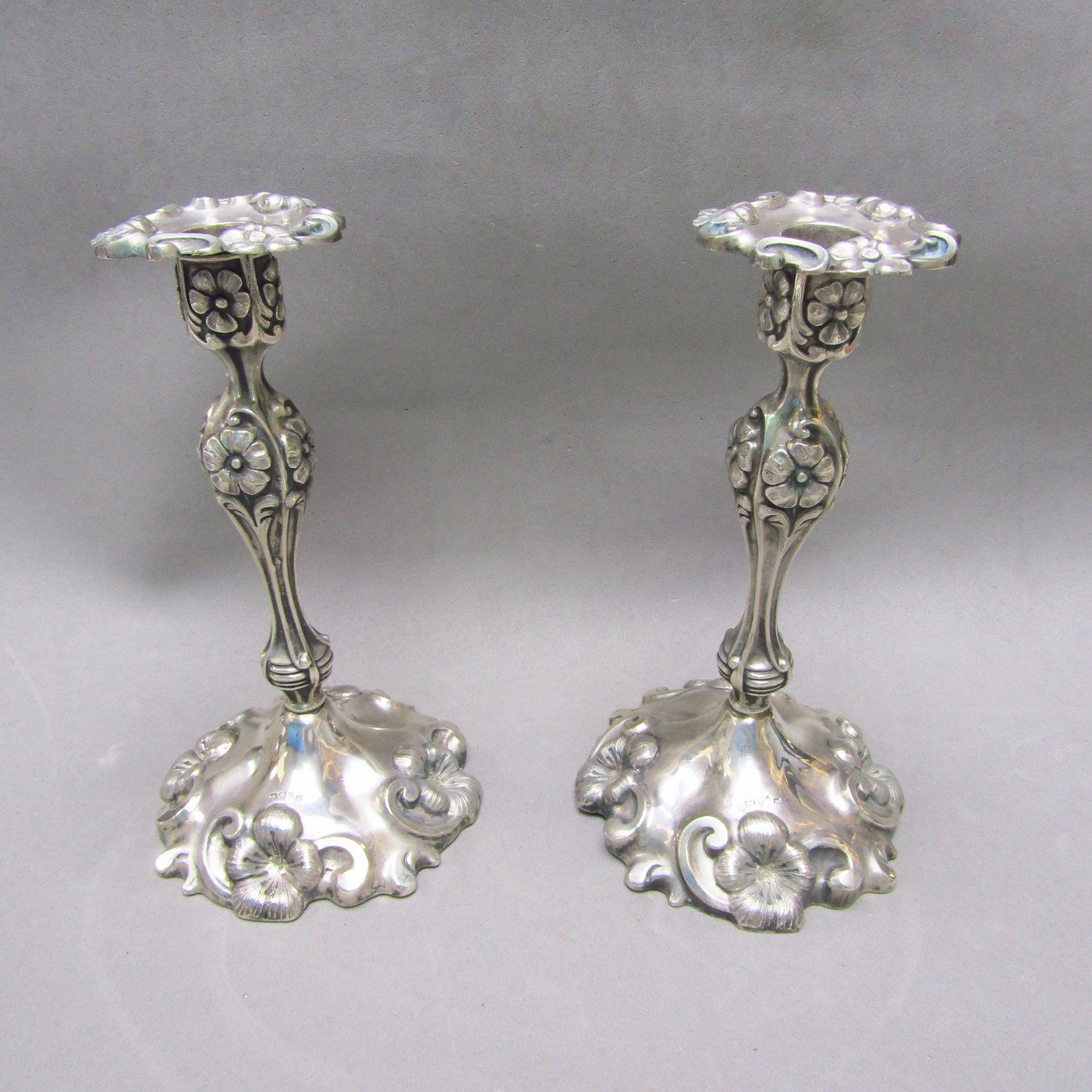 GUSTAF MÖLLENBORG. Pareja de candeleros en Plata de Ley. Estocolmo, 1877. GUSTAF MÖLLENBORG. Pareja de candeleros en Plata de Ley. Estocolmo, 1877.