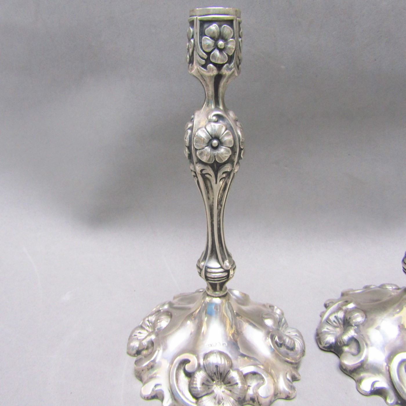 GUSTAF MÖLLENBORG. Pareja de candeleros en Plata de Ley. Estocolmo, 1877. GUSTAF MÖLLENBORG. Pareja de candeleros en Plata de Ley. Estocolmo, 1877.