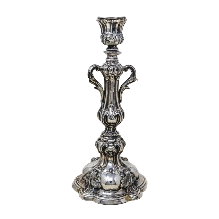 DK. Pareja de candeleros en Plata de Ley. Europa, siglo XIX DK. Pareja de candeleros en Plata de Ley. Europa, siglo XIX