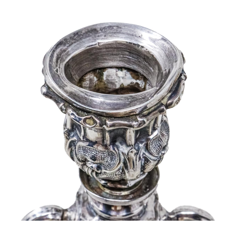 DK. Pareja de candeleros en Plata de Ley. Europa, siglo XIX DK. Pareja de candeleros en Plata de Ley. Europa, siglo XIX