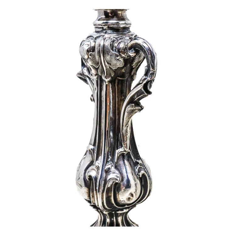 DK. Pareja de candeleros en Plata de Ley. Europa, siglo XIX DK. Pareja de candeleros en Plata de Ley. Europa, siglo XIX