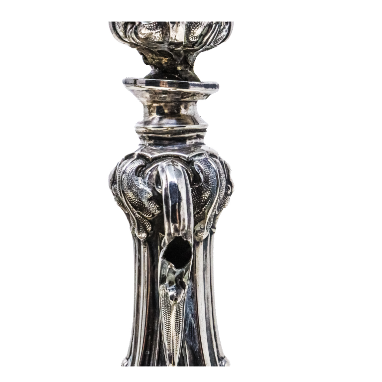 DK. Pareja de candeleros en Plata de Ley. Europa, siglo XIX DK. Pareja de candeleros en Plata de Ley. Europa, siglo XIX