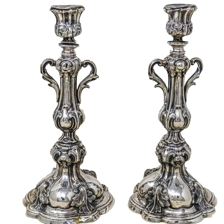DK. Pareja de candeleros en Plata de Ley. Europa, siglo XIX DK. Pareja de candeleros en Plata de Ley. Europa, siglo XIX