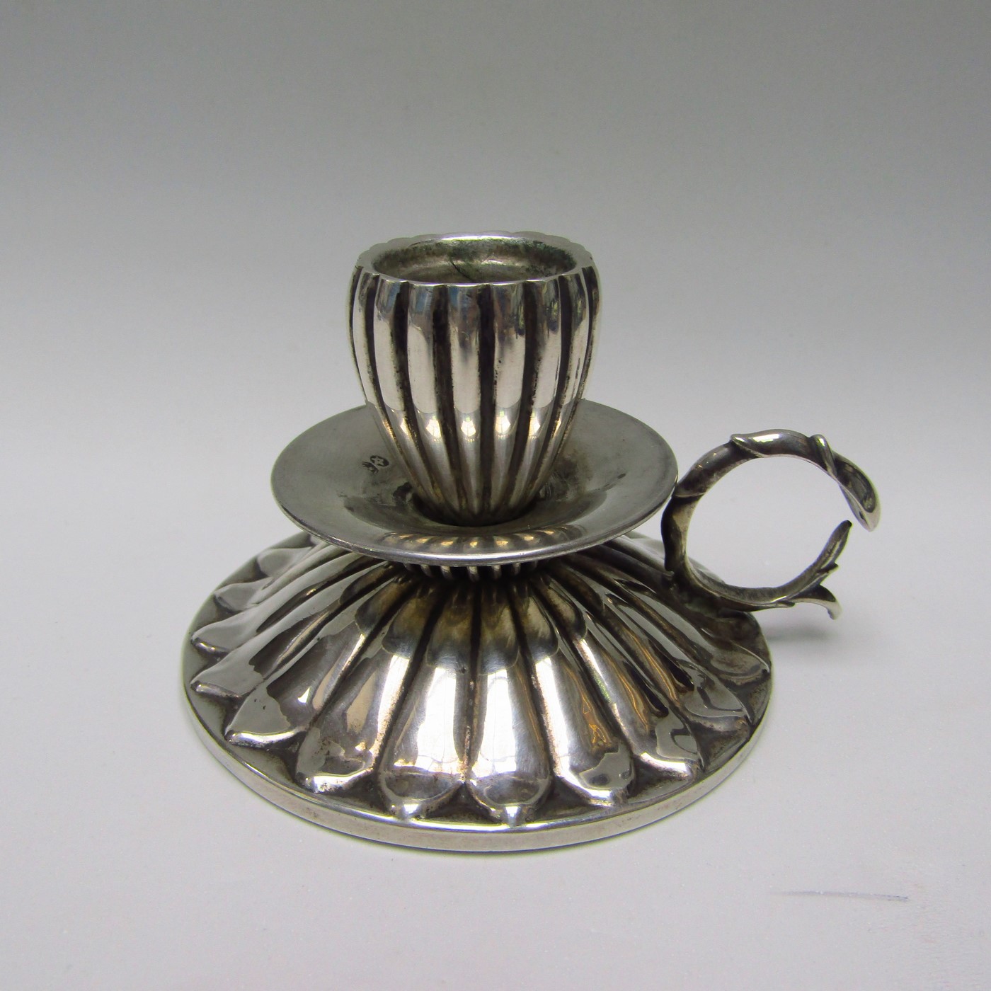 PR. Conjunto de palmatorias y violetero en Plata de Ley. España, siglo XX PR. Conjunto de palmatorias y violetero en Plata de Ley. España, siglo XX