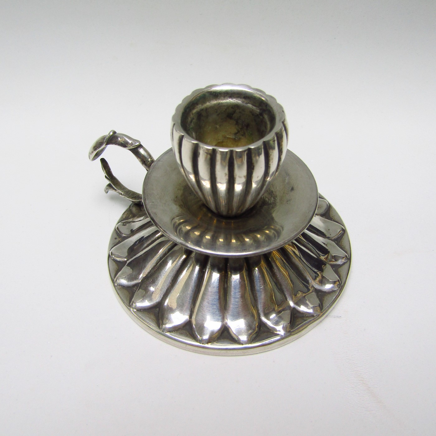PR. Conjunto de palmatorias y violetero en Plata de Ley. España, siglo XX PR. Conjunto de palmatorias y violetero en Plata de Ley. España, siglo XX