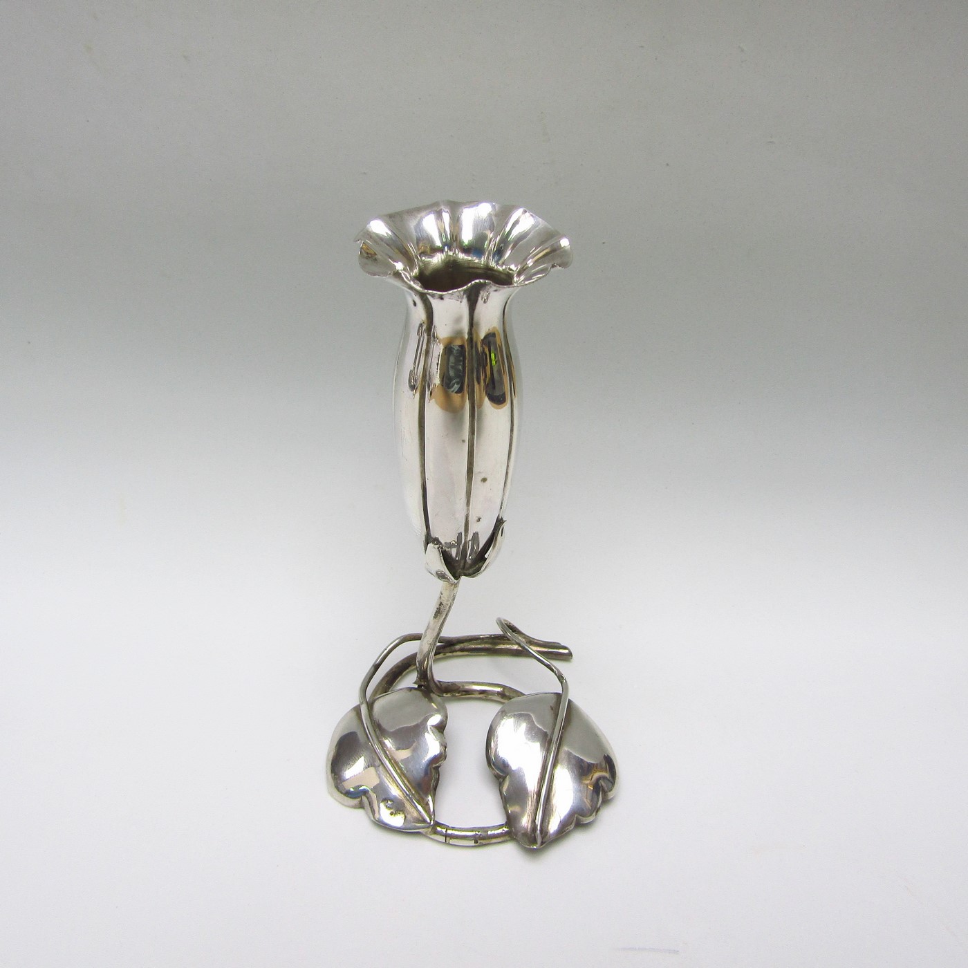 PR. Conjunto de palmatorias y violetero en Plata de Ley. España, siglo XX PR. Conjunto de palmatorias y violetero en Plata de Ley. España, siglo XX