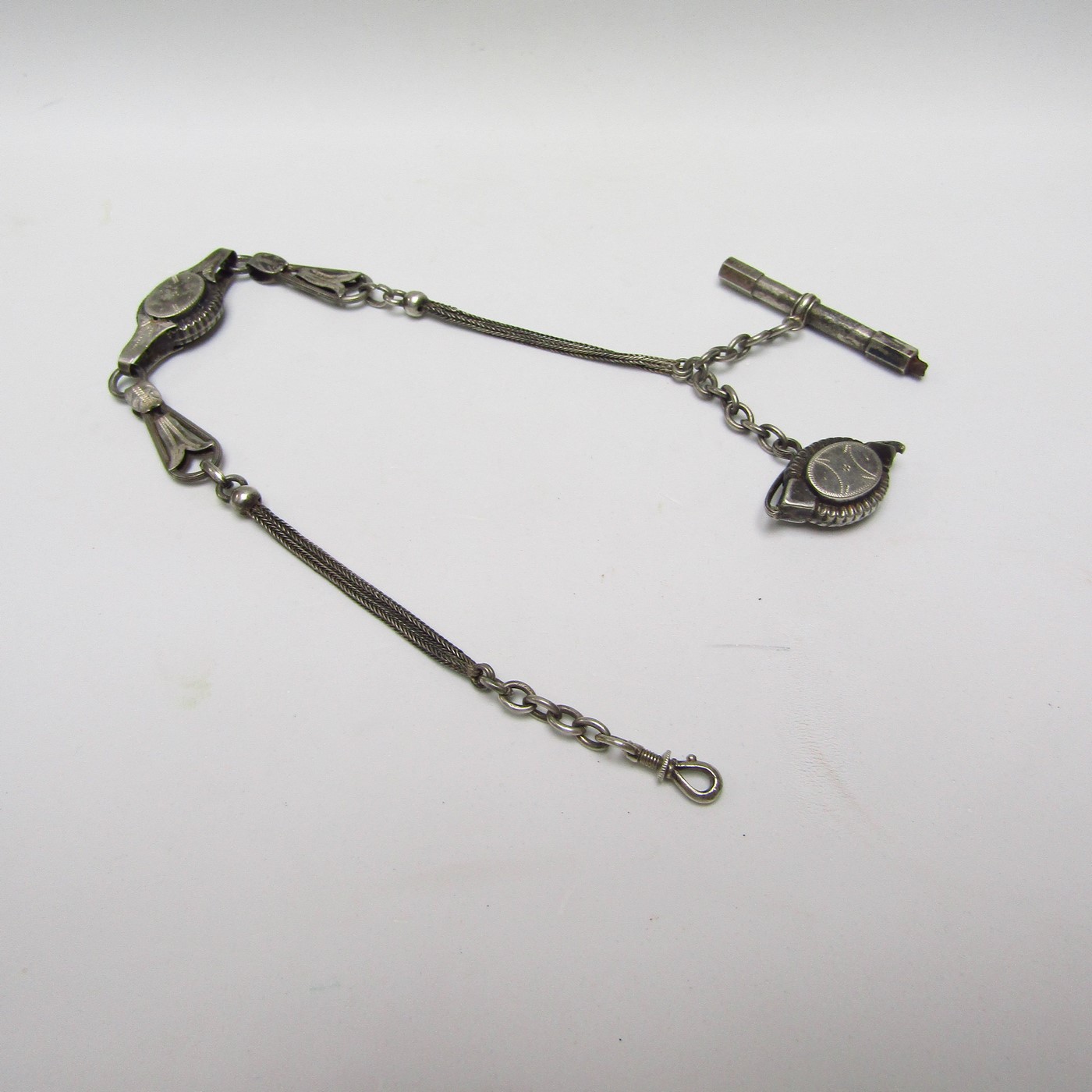 Leontina antigua con llave y abalorios en Plata de Ley. España, siglo XIX. 26 gr. Leontina antigua con llave y abalorios en Plata de Ley. España, siglo XIX. 26 gr.