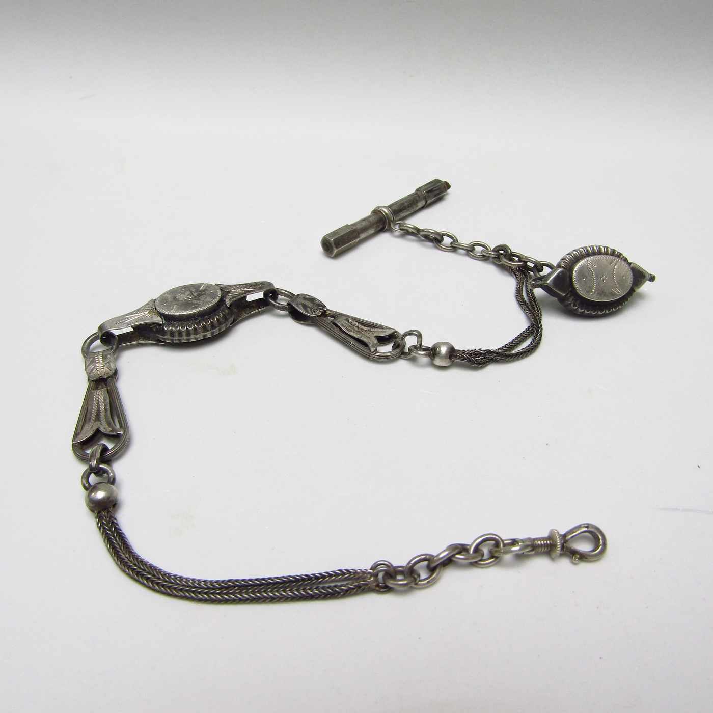 Leontina antigua con llave y abalorios en Plata de Ley. España, siglo XIX. 26 gr. Leontina antigua con llave y abalorios en Plata de Ley. España, siglo XIX. 26 gr.