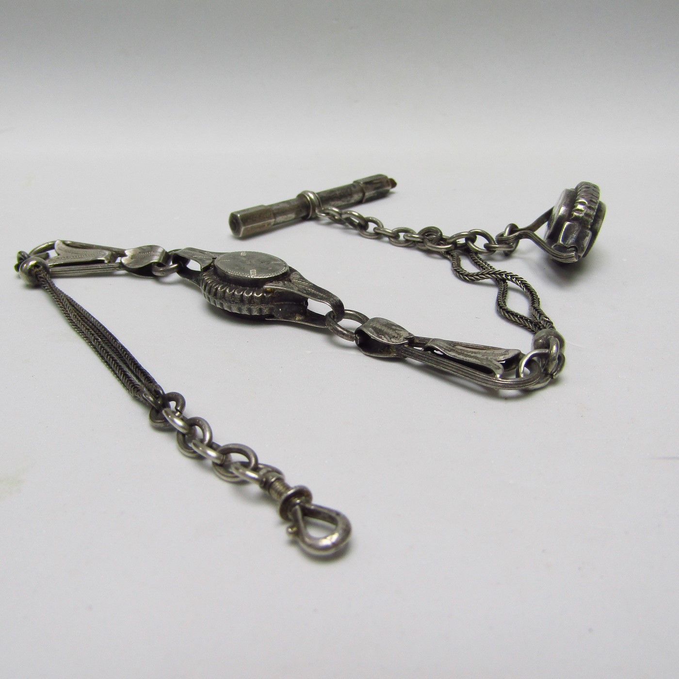 Leontina antigua con llave y abalorios en Plata de Ley. España, siglo XIX. 26 gr. Leontina antigua con llave y abalorios en Plata de Ley. España, siglo XIX. 26 gr.