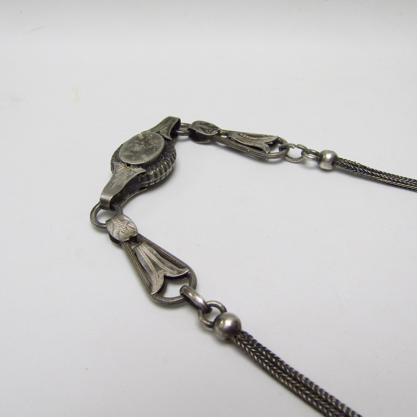 Leontina antigua con llave y abalorios en Plata de Ley. España, siglo XIX. 26 gr. Leontina antigua con llave y abalorios en Plata de Ley. España, siglo XIX. 26 gr.