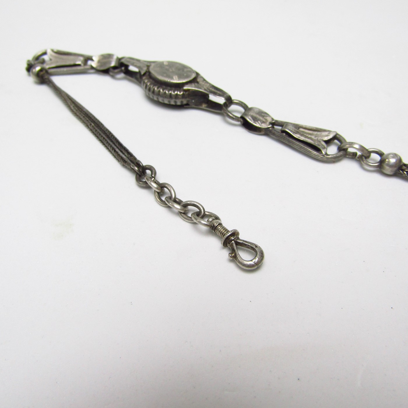Leontina antigua con llave y abalorios en Plata de Ley. España, siglo XIX. 26 gr. Leontina antigua con llave y abalorios en Plata de Ley. España, siglo XIX. 26 gr.