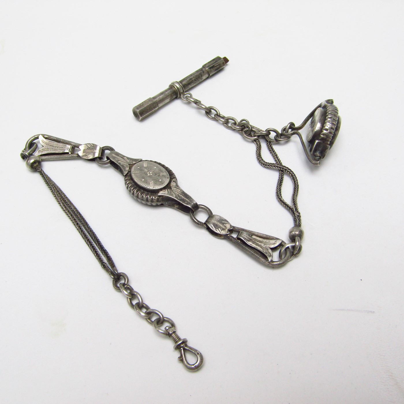 Leontina antigua con llave y abalorios en Plata de Ley. España, siglo XIX. 26 gr. Leontina antigua con llave y abalorios en Plata de Ley. España, siglo XIX. 26 gr.