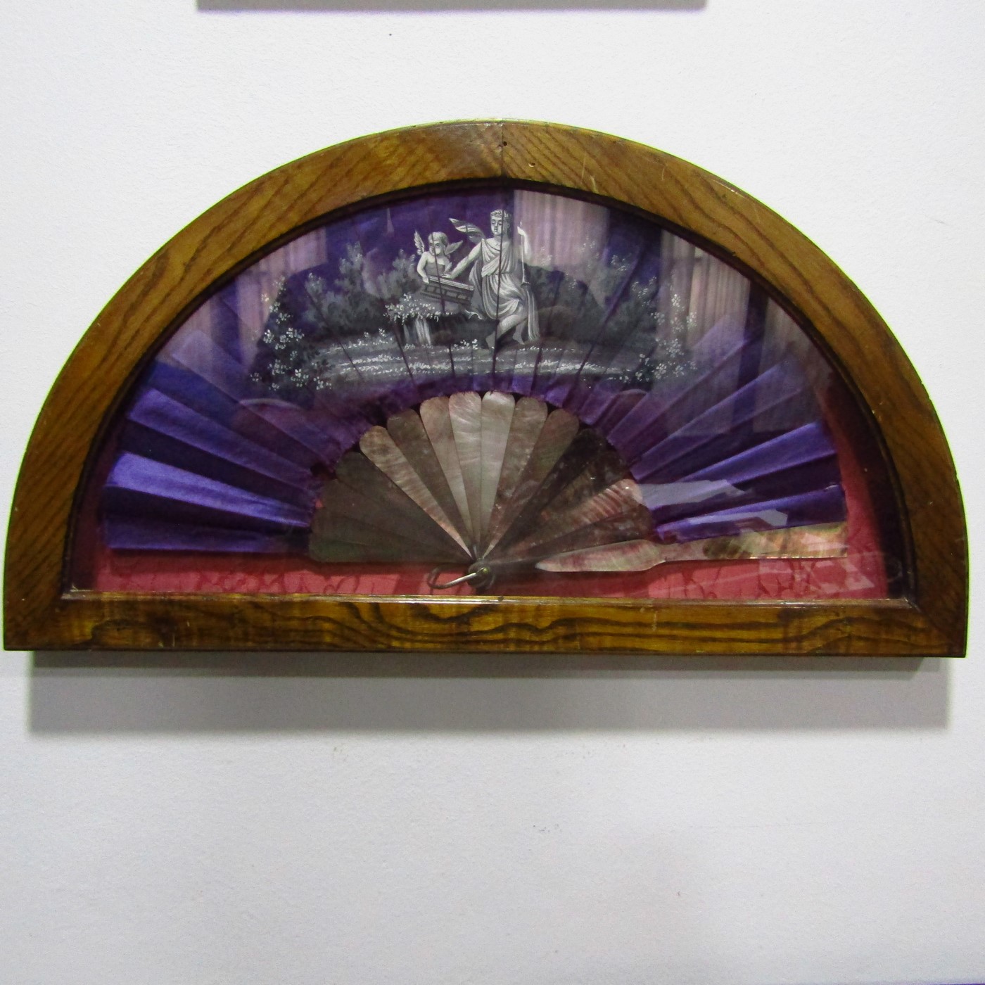 Abanico enmarcado con escena pintada a mano. España, siglo XIX. Abanico enmarcado con escena pintada a mano. España, siglo XIX.