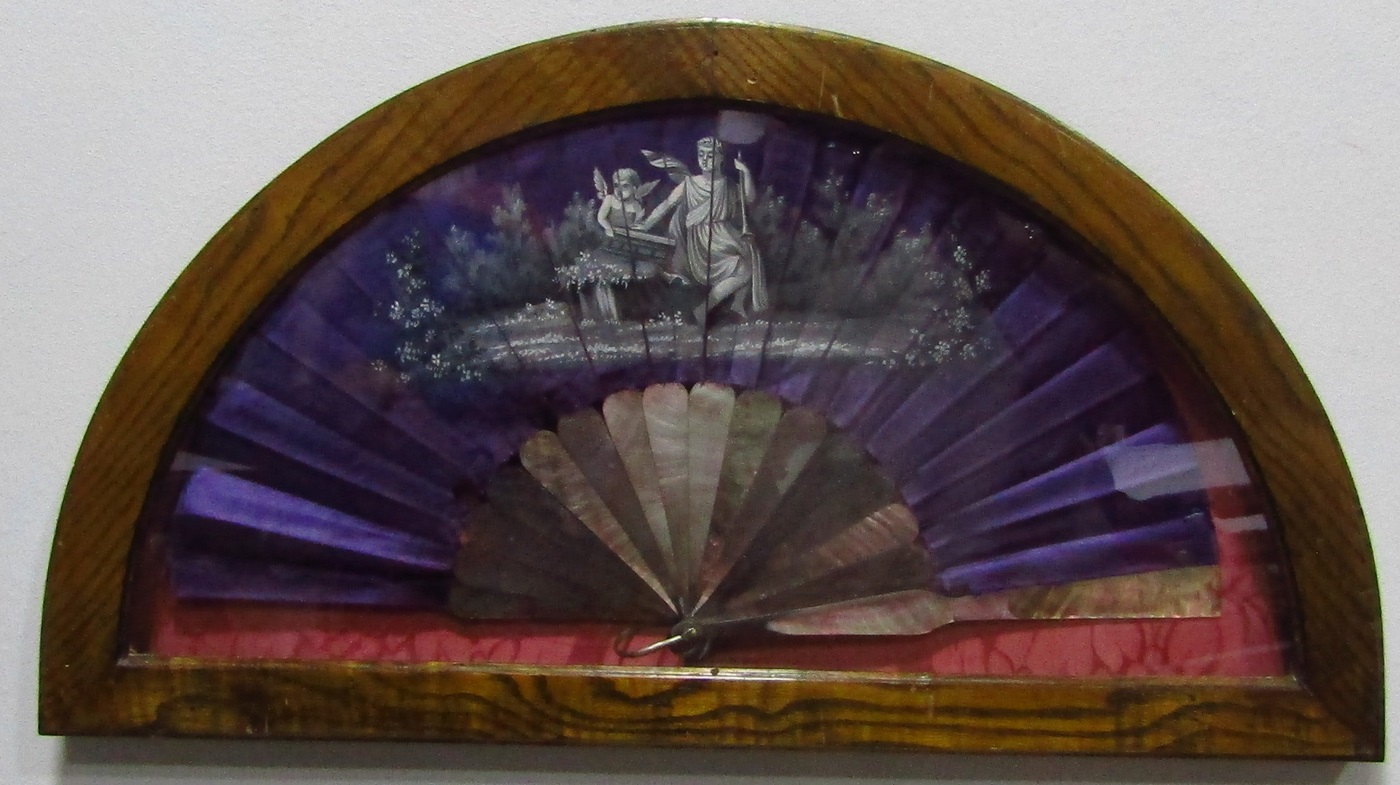 Abanico enmarcado con escena pintada a mano. España, siglo XIX. Abanico enmarcado con escena pintada a mano. España, siglo XIX.