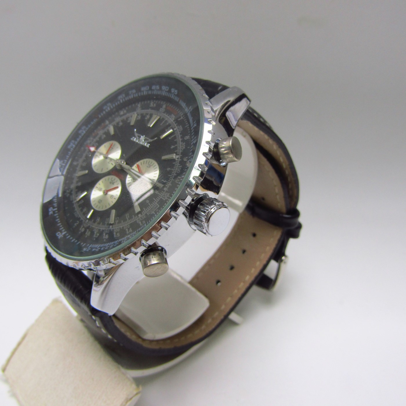 JARAGAR. Reloj de pulsera automático y multifunción. China, 2018. JARAGAR. Reloj de pulsera automático y multifunción. China, 2018.