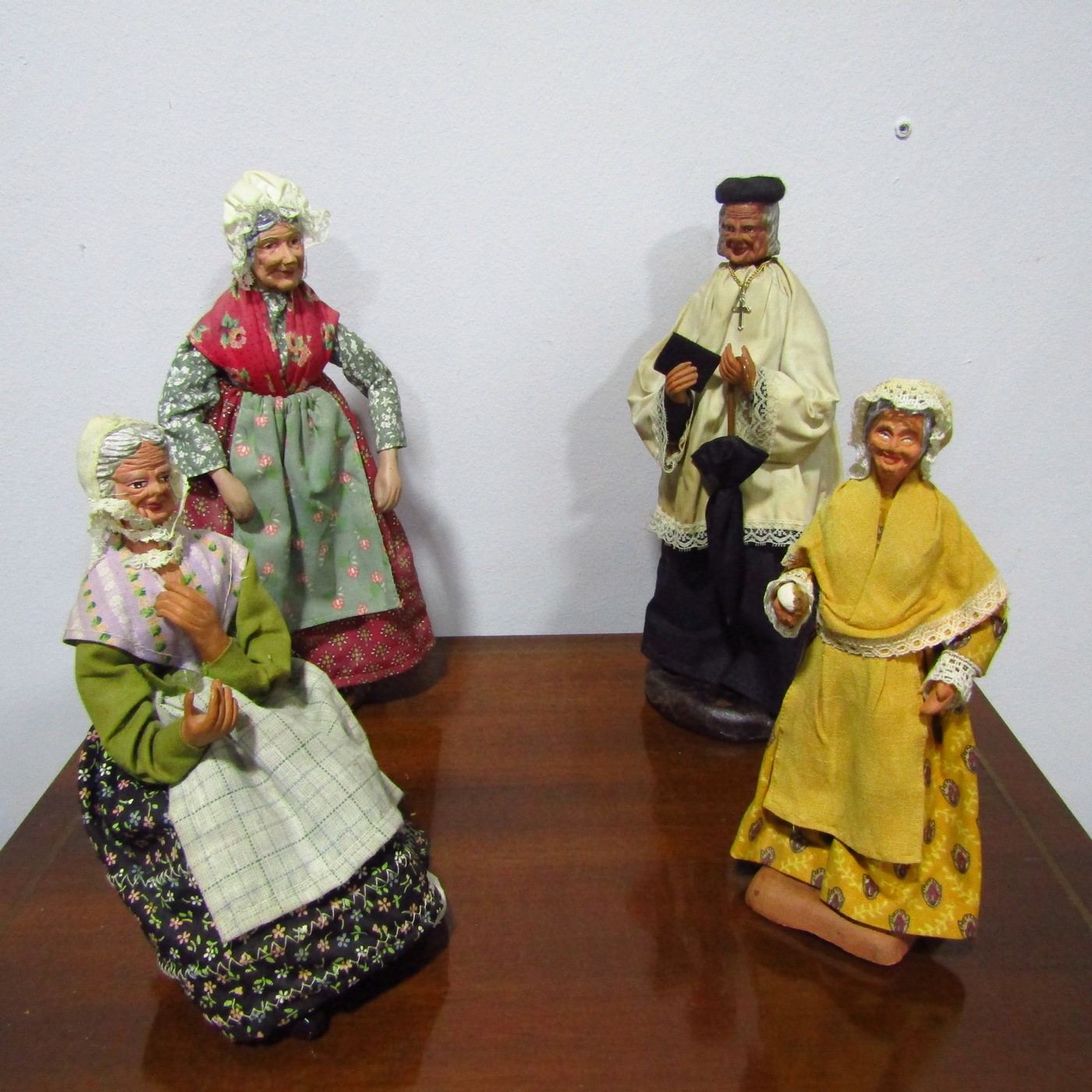 Lote de cuatro figuras de Nacimiento/Belén de la Provenza (Francia). Lote de cuatro figuras de Nacimiento/Belén de la Provenza (Francia).