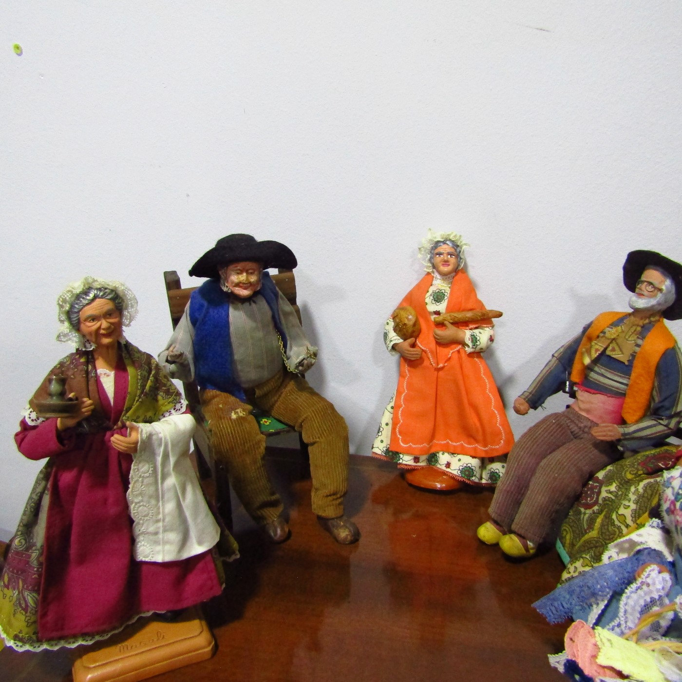 Lote de seis figuras de Nacimiento/Belén de la Provenza (Francia) con accesorios. Lote de seis figuras de Nacimiento/Belén de la Provenza (Francia) con accesorios.