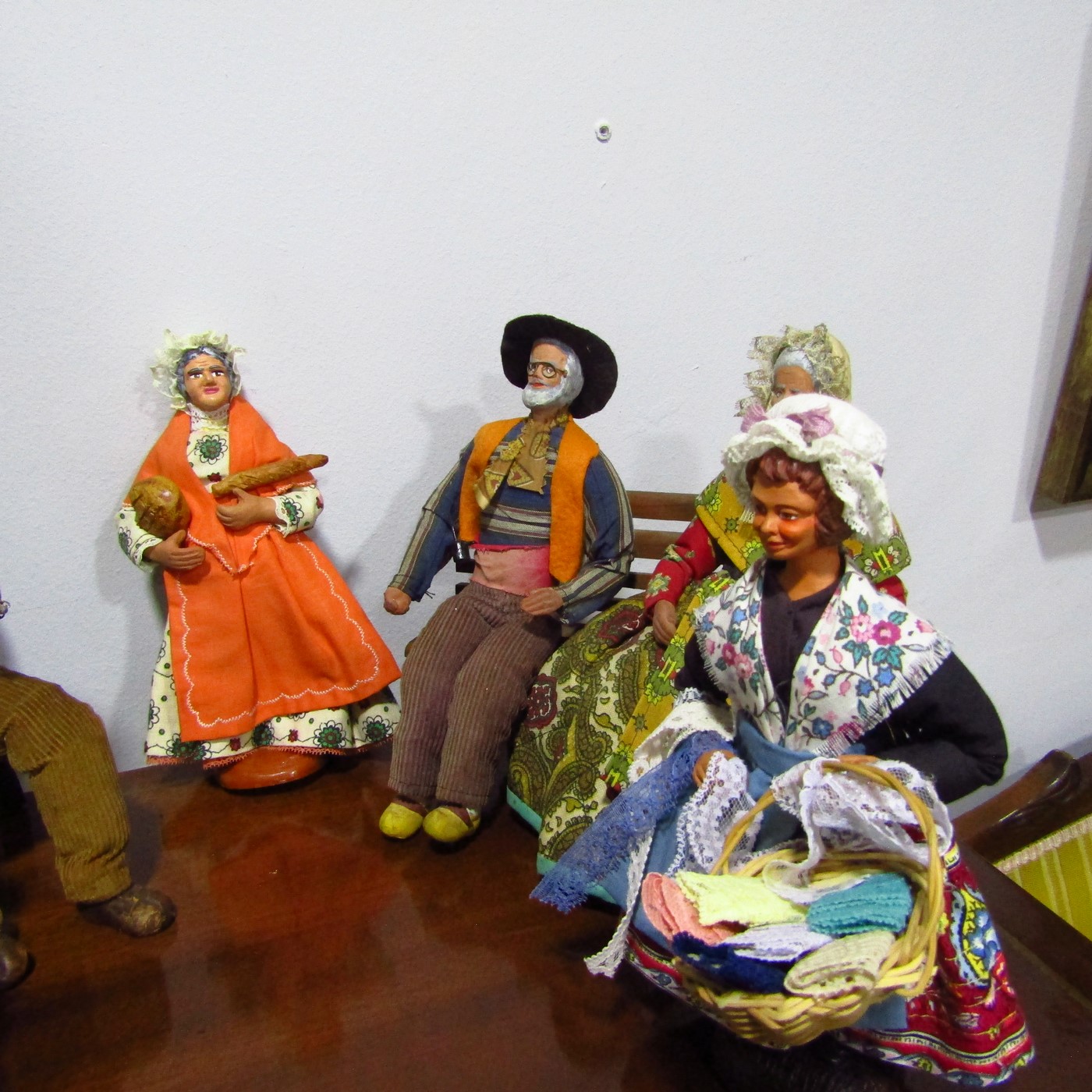 Lote de seis figuras de Nacimiento/Belén de la Provenza (Francia) con accesorios. Lote de seis figuras de Nacimiento/Belén de la Provenza (Francia) con accesorios.