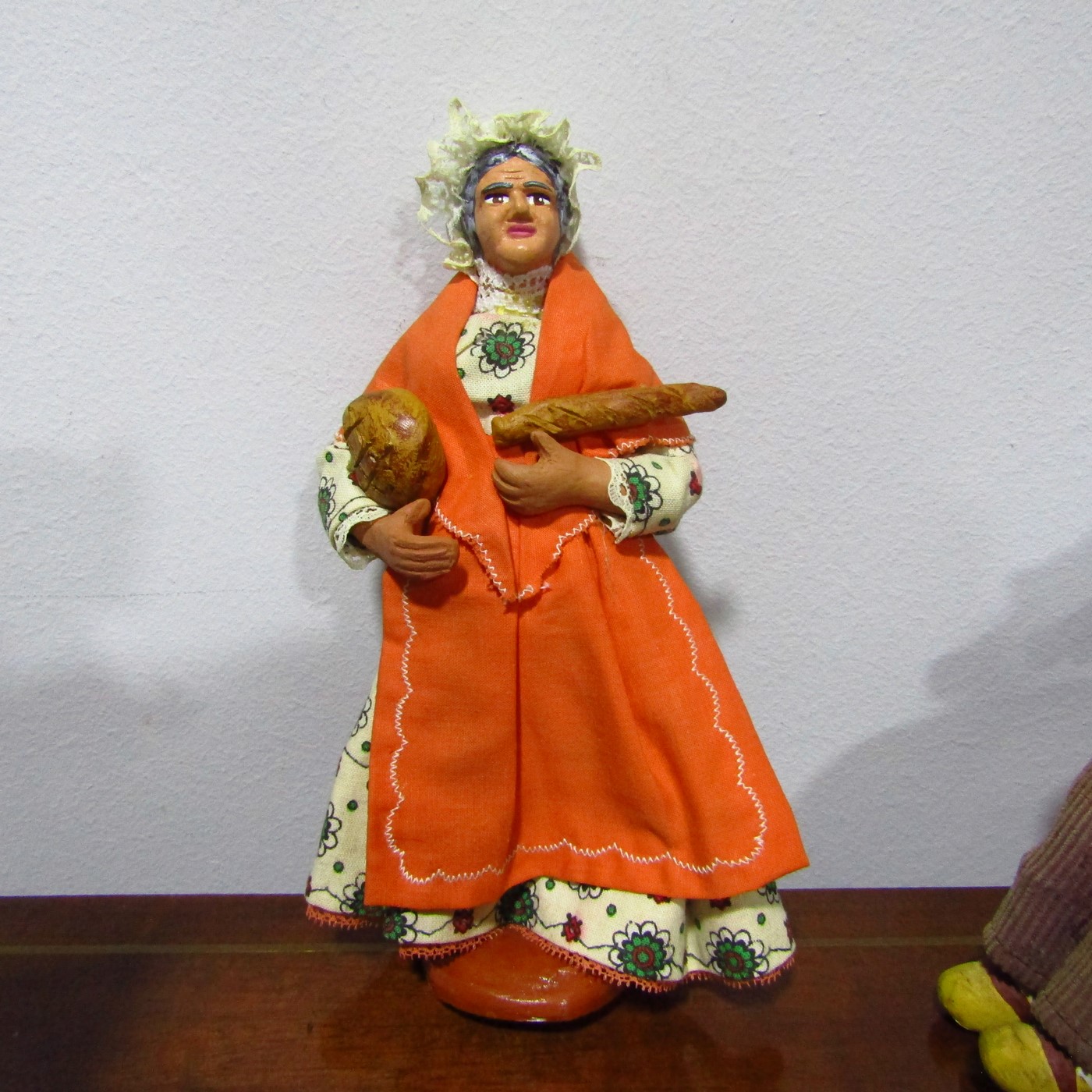 Lote de seis figuras de Nacimiento/Belén de la Provenza (Francia) con accesorios. Lote de seis figuras de Nacimiento/Belén de la Provenza (Francia) con accesorios.