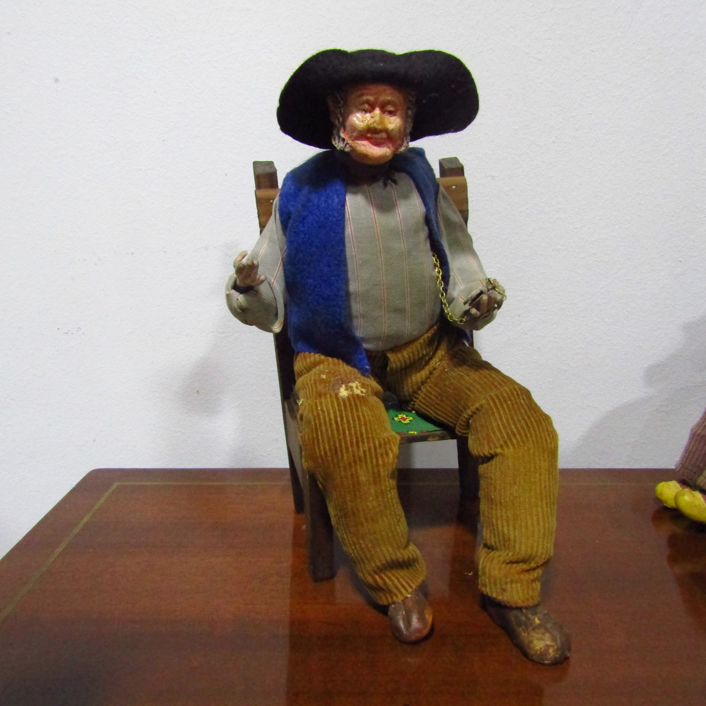 Lote de seis figuras de Nacimiento/Belén de la Provenza (Francia) con accesorios. Lote de seis figuras de Nacimiento/Belén de la Provenza (Francia) con accesorios.