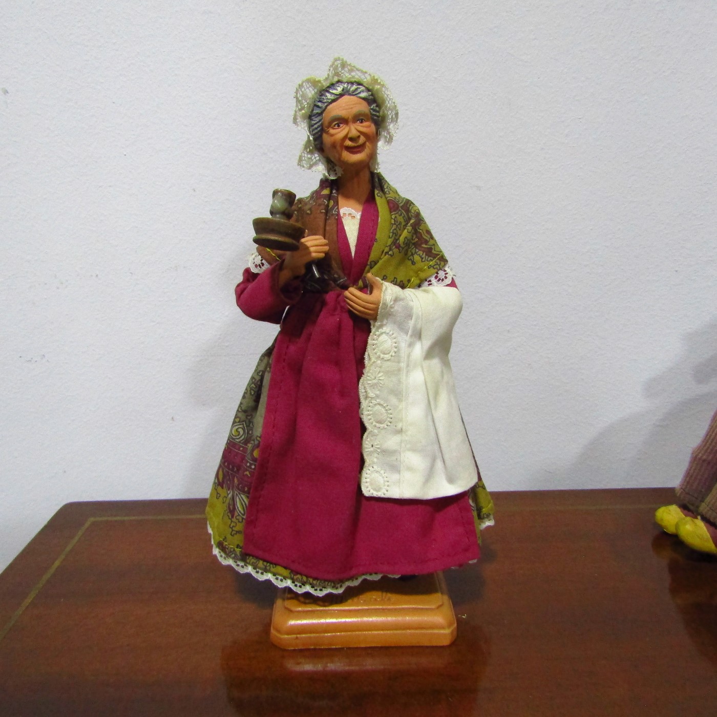 Lote de seis figuras de Nacimiento/Belén de la Provenza (Francia) con accesorios. Lote de seis figuras de Nacimiento/Belén de la Provenza (Francia) con accesorios.