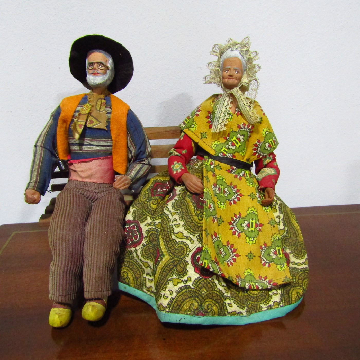 Lote de seis figuras de Nacimiento/Belén de la Provenza (Francia) con accesorios. Lote de seis figuras de Nacimiento/Belén de la Provenza (Francia) con accesorios.