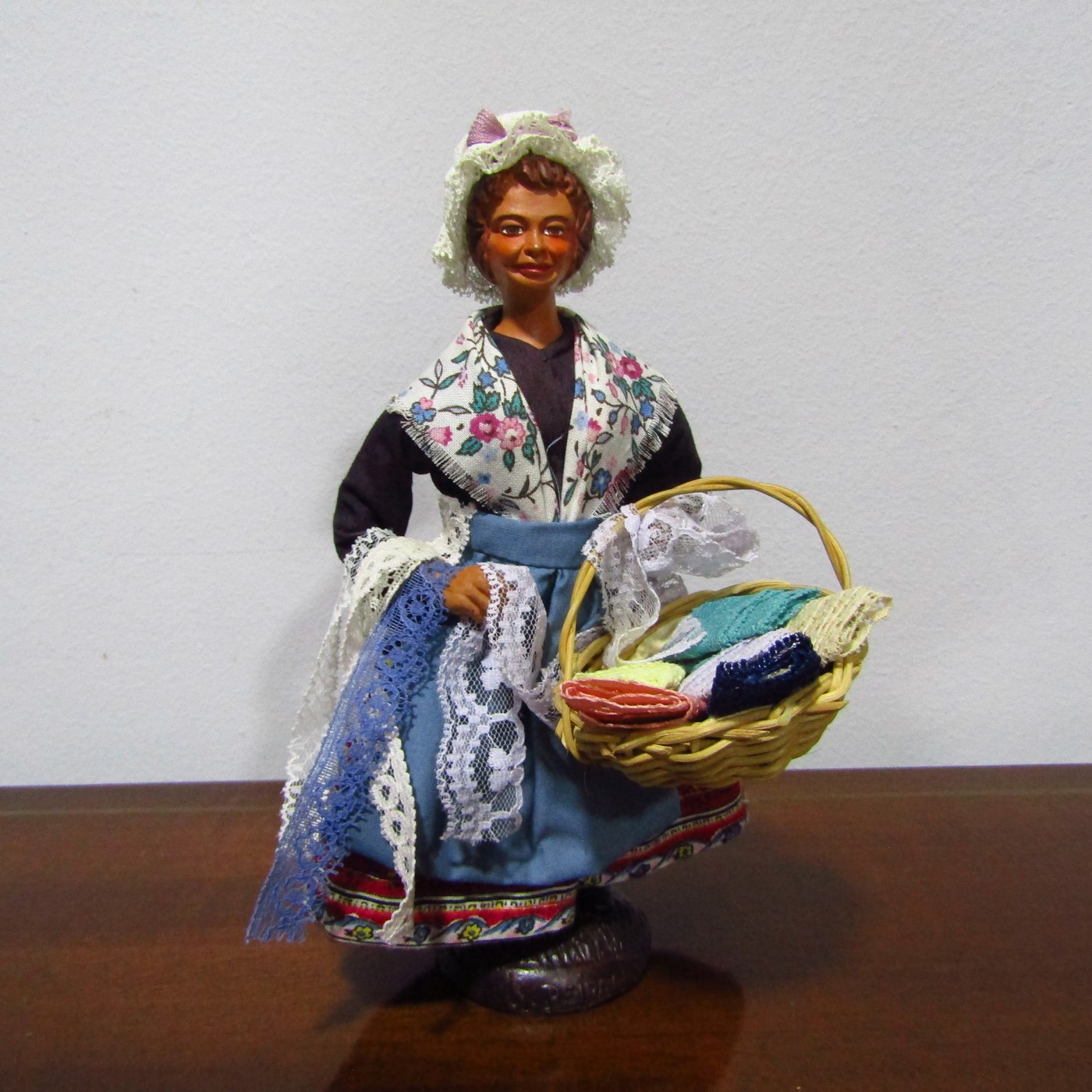 Lote de seis figuras de Nacimiento/Belén de la Provenza (Francia) con accesorios. Lote de seis figuras de Nacimiento/Belén de la Provenza (Francia) con accesorios.