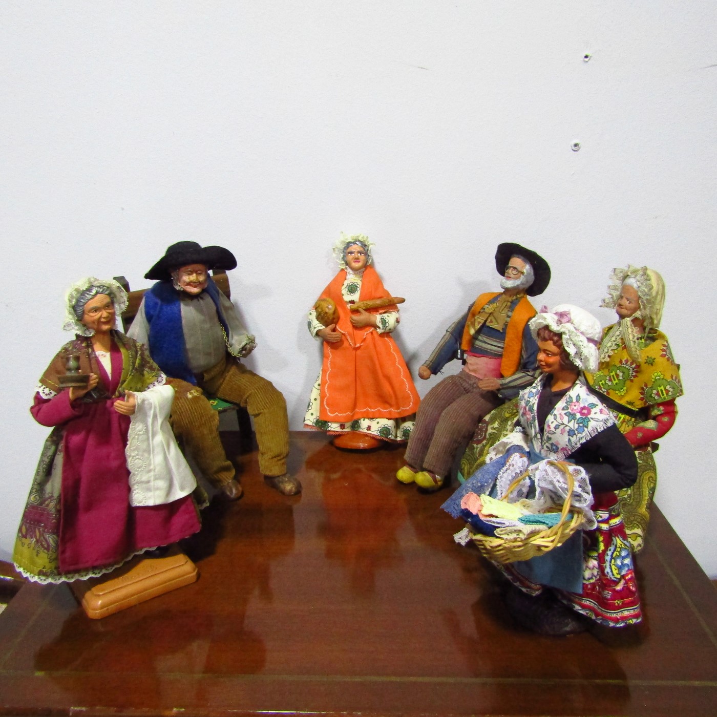 Lote de seis figuras de Nacimiento/Belén de la Provenza (Francia) con accesorios. Lote de seis figuras de Nacimiento/Belén de la Provenza (Francia) con accesorios.