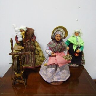 Lote de tres figuras de Nacimiento/Belén de la Provenza (Francia) con accesorios.
