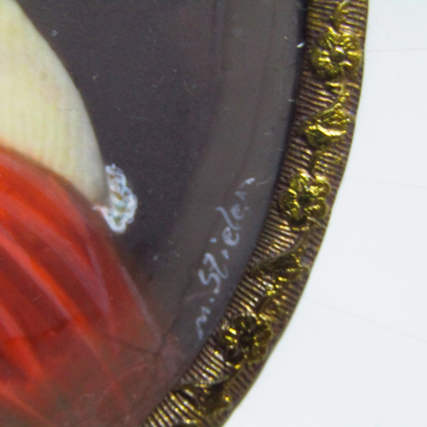 M. STIELER (Siglo XIX). Miniatura sobre disco oval y marco de hueso. Dama de la corte. M. STIELER (Siglo XIX). Miniatura sobre disco oval y marco de hueso. Dama de la corte.