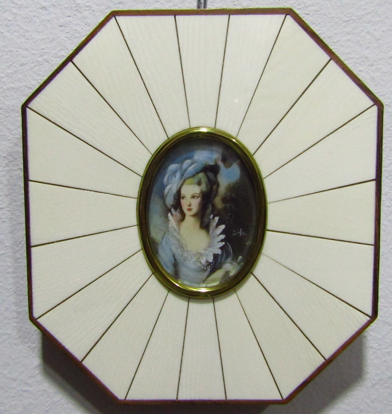 Miniatura pintada sobre disco oval y marco de hueso. Siglo XIX. Dama de la corte. Miniatura pintada sobre disco oval y marco de hueso. Siglo XIX. Dama de la corte.