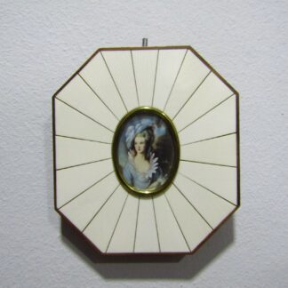 Miniatura pintada sobre disco oval y marco de hueso. Siglo XIX. Dama de la corte.
