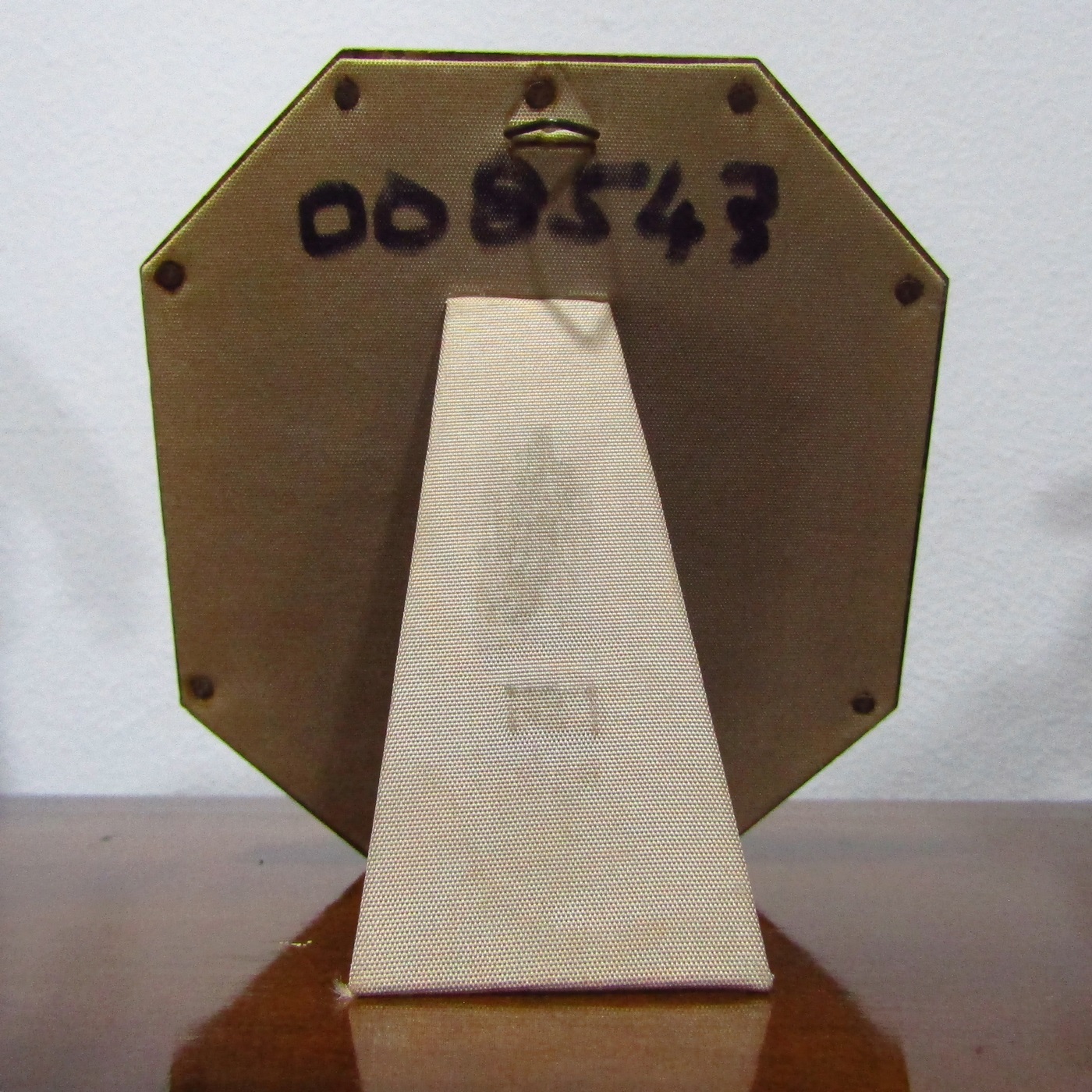 Miniatura pintada sobre disco oval y marco de hueso. Siglo XIX. Dama de la corte. Miniatura pintada sobre disco oval y marco de hueso. Siglo XIX. Dama de la corte.
