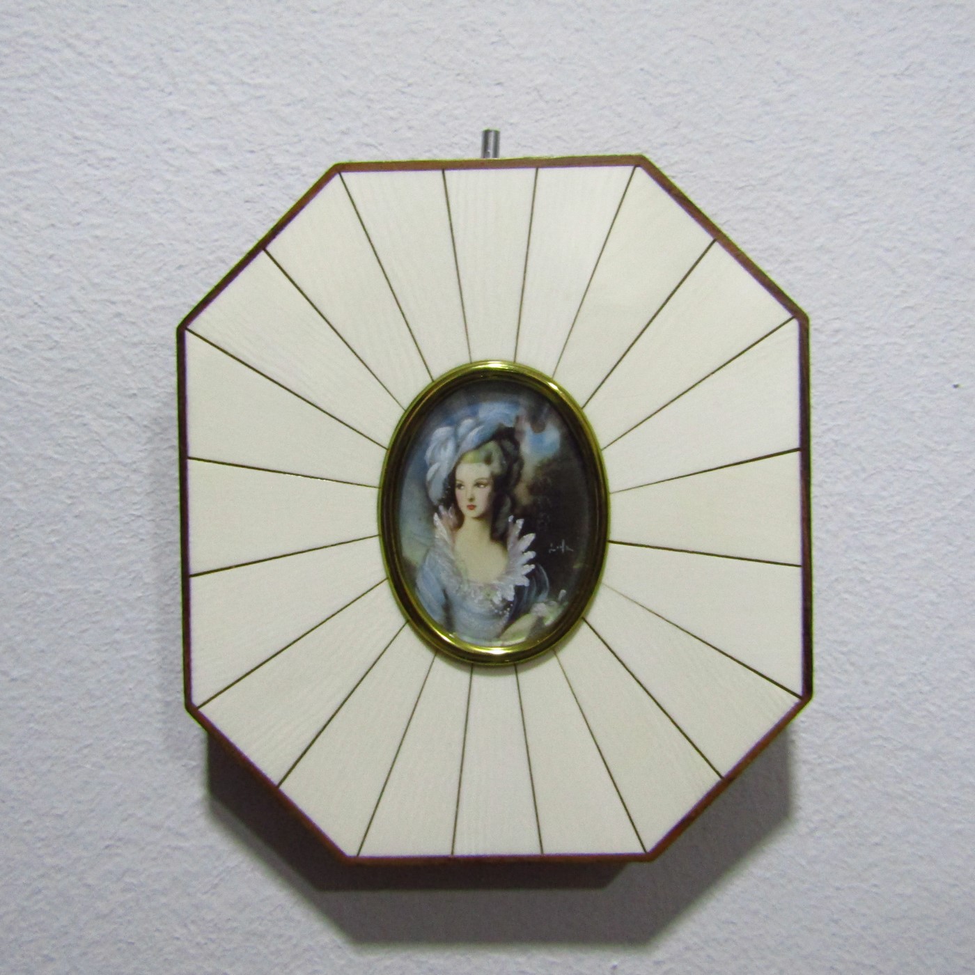 Miniatura pintada sobre disco oval y marco de hueso. Siglo XIX. Dama de la corte. Miniatura pintada sobre disco oval y marco de hueso. Siglo XIX. Dama de la corte.