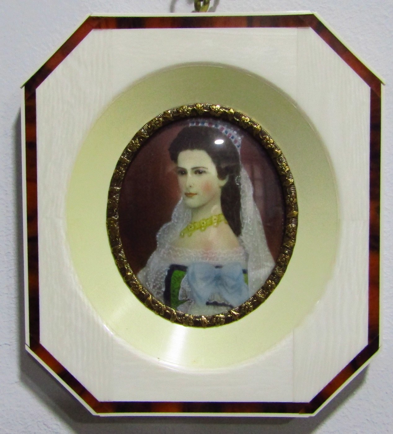 Miniatura pintada sobre disco oval y marco de hueso. Siglo XIX. Kaiserina Elisabeth. Miniatura pintada sobre disco oval y marco de hueso. Siglo XIX. Kaiserina Elisabeth.