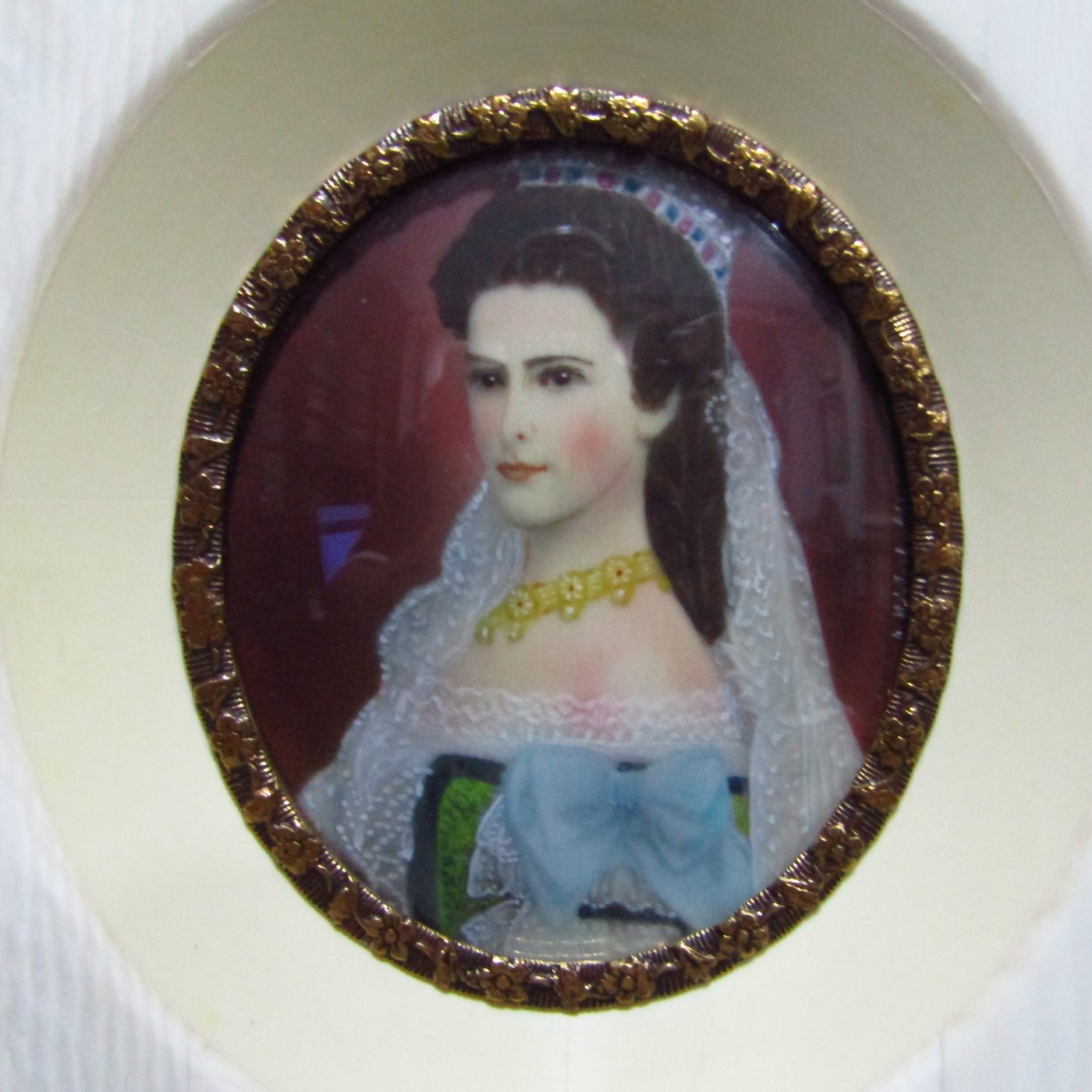 Miniatura pintada sobre disco oval y marco de hueso. Siglo XIX. Kaiserina Elisabeth. Miniatura pintada sobre disco oval y marco de hueso. Siglo XIX. Kaiserina Elisabeth.