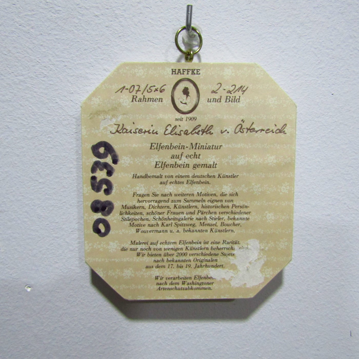 Miniatura pintada sobre disco oval y marco de hueso. Siglo XIX. Kaiserina Elisabeth. Miniatura pintada sobre disco oval y marco de hueso. Siglo XIX. Kaiserina Elisabeth.