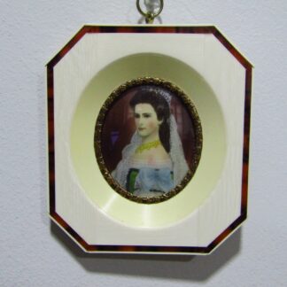 Miniatura pintada sobre disco oval y marco de hueso. Siglo XIX. Kaiserina Elisabeth.