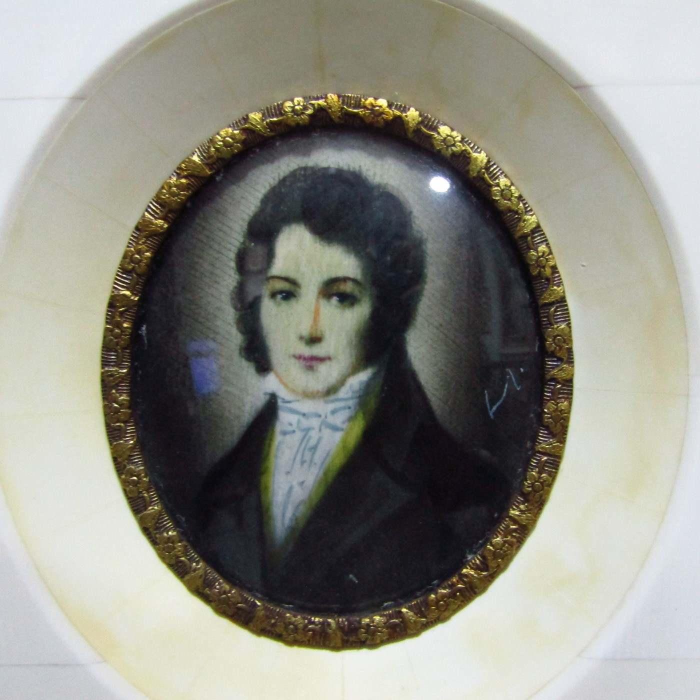 Miniatura pintada sobre disco oval y marco de hueso. Siglo XIX. Retrato de caballero. Miniatura pintada sobre disco oval y marco de hueso. Siglo XIX. Retrato de caballero.