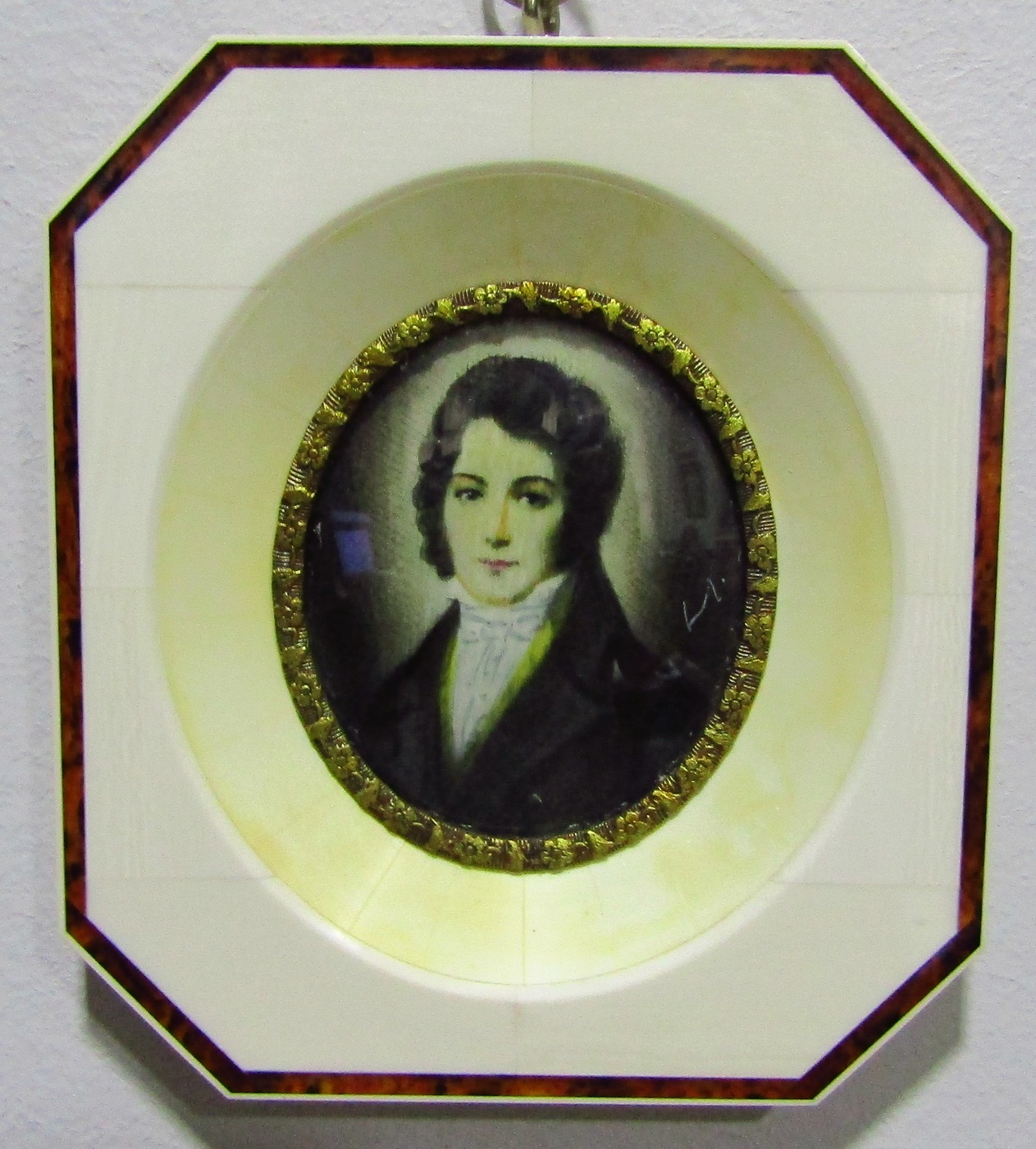 Miniatura pintada sobre disco oval y marco de hueso. Siglo XIX. Retrato de caballero. Miniatura pintada sobre disco oval y marco de hueso. Siglo XIX. Retrato de caballero.