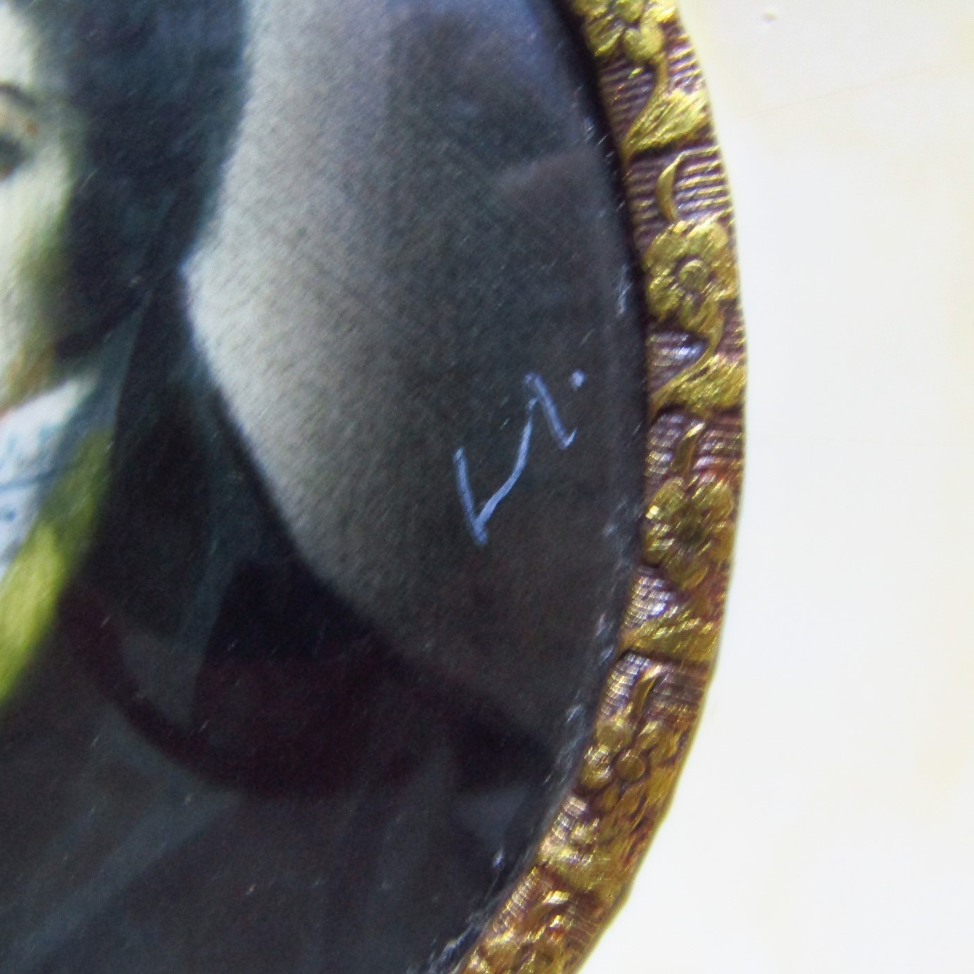 Miniatura pintada sobre disco oval y marco de hueso. Siglo XIX. Retrato de caballero. Miniatura pintada sobre disco oval y marco de hueso. Siglo XIX. Retrato de caballero.