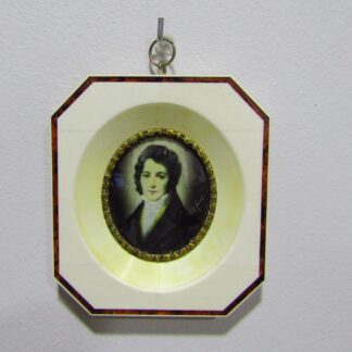 Miniatura pintada sobre disco oval y marco de hueso. Siglo XIX. Retrato de caballero.