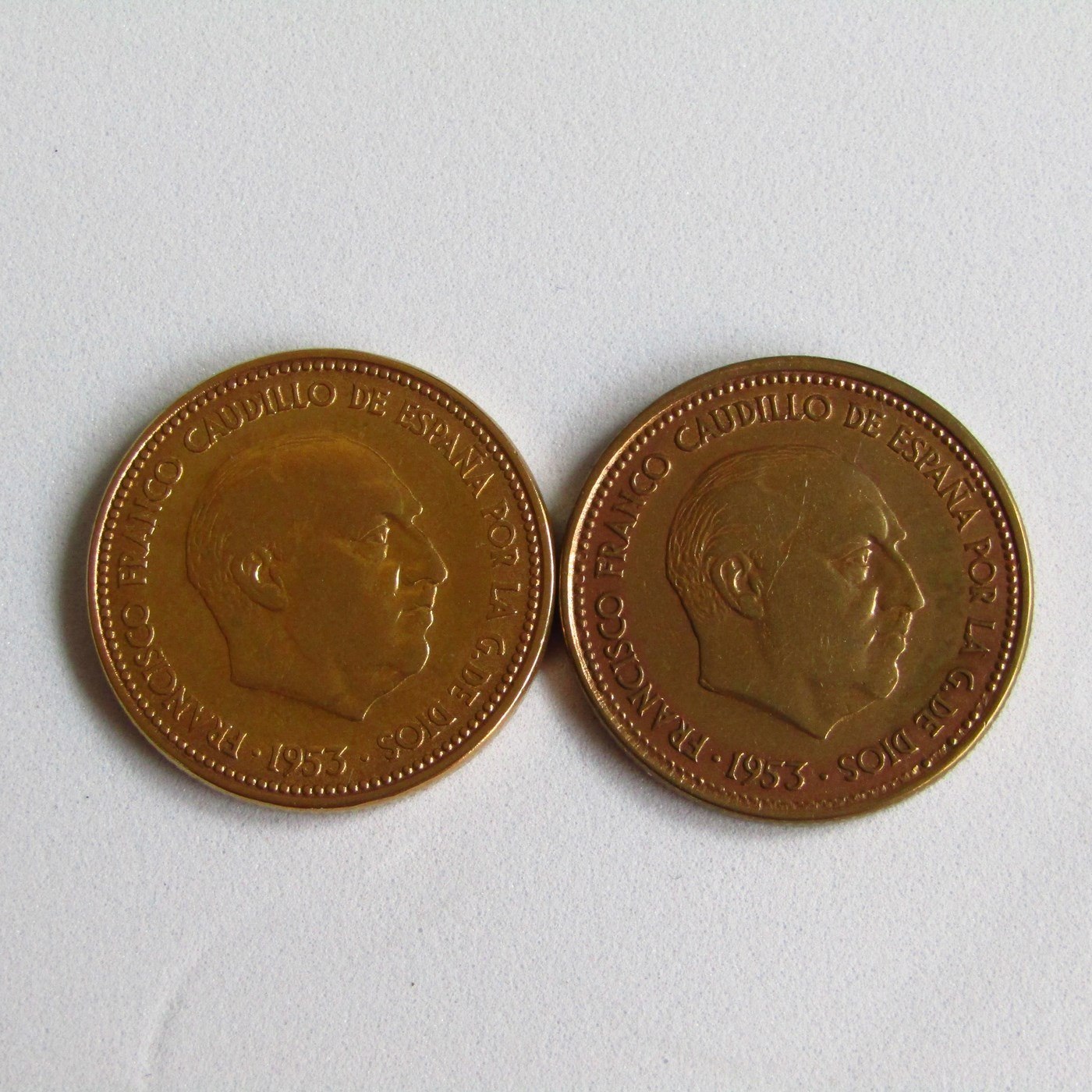 Lote de dos monedas de 2,50 Pesetas de cobre. Año 1953. Ceca Madrid 19-54. Francisco Franco Caudillo de España por la G. de Dios. EBC. Lote de dos monedas de 2,50 Pesetas de cobre. Año 1953. Ceca Madrid 19-54. Francisco Franco Caudillo de España por la G. de Dios. EBC.