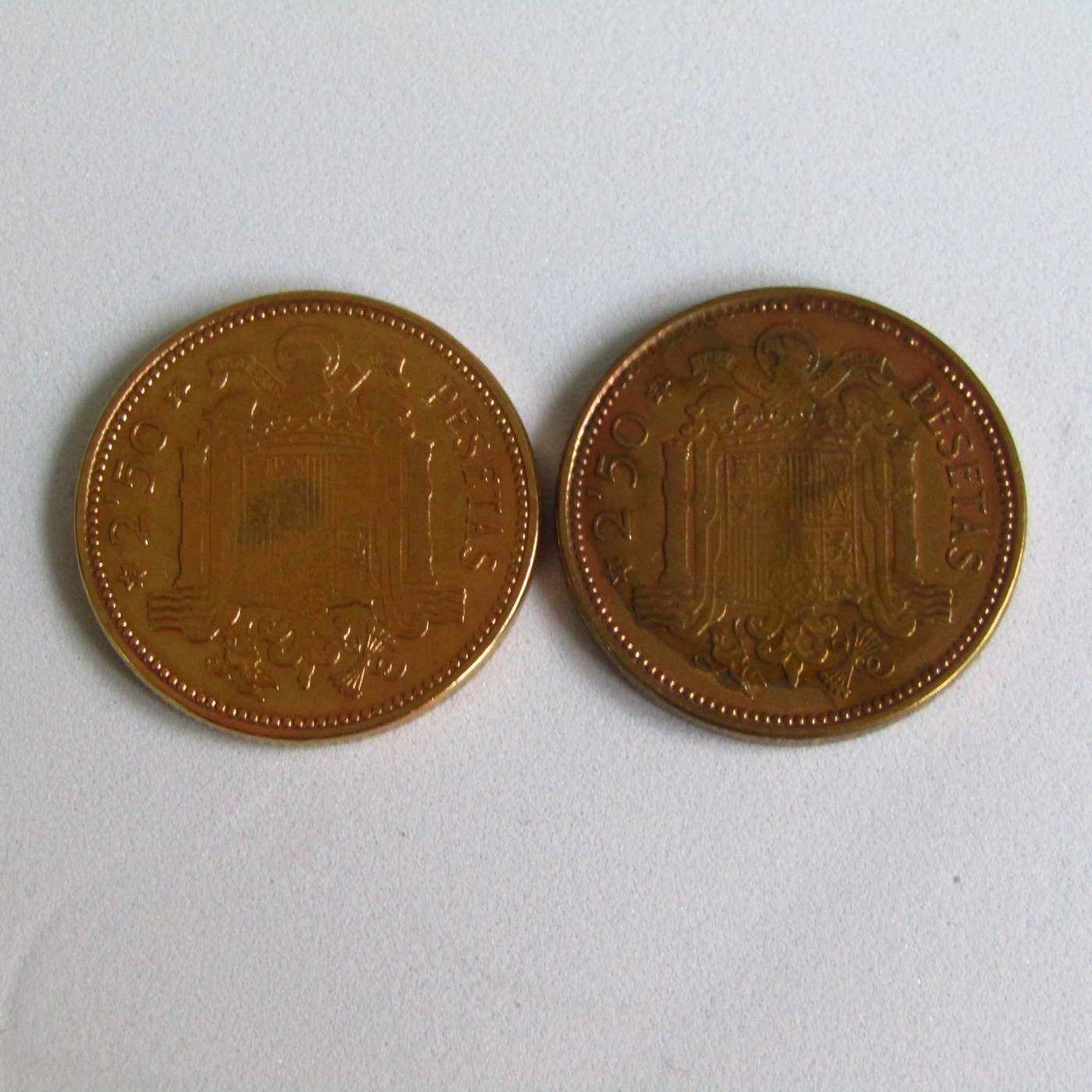 Lote de dos monedas de 2,50 Pesetas de cobre. Año 1953. Ceca Madrid 19-54. Francisco Franco Caudillo de España por la G. de Dios. EBC. Lote de dos monedas de 2,50 Pesetas de cobre. Año 1953. Ceca Madrid 19-54. Francisco Franco Caudillo de España por la G. de Dios. EBC.